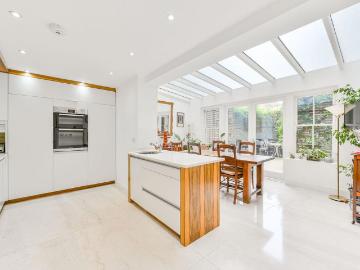 3 bedroom flat for sale