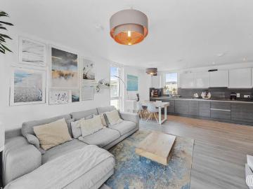 3 bedroom flat for sale