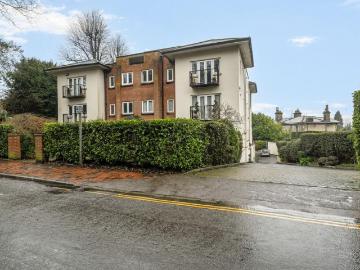 3 bedroom flat for sale