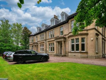3 bedroom flat for sale