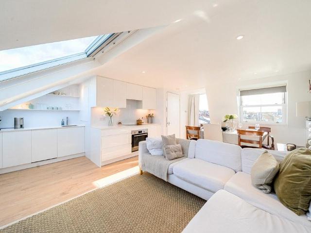 3 bedroom flat for sale