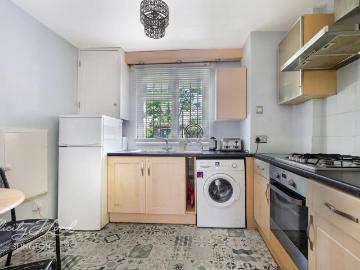3 bedroom flat for sale