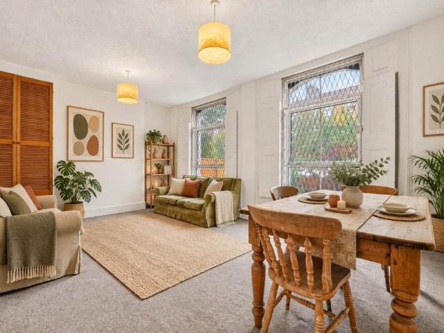 3 bedroom flat for sale