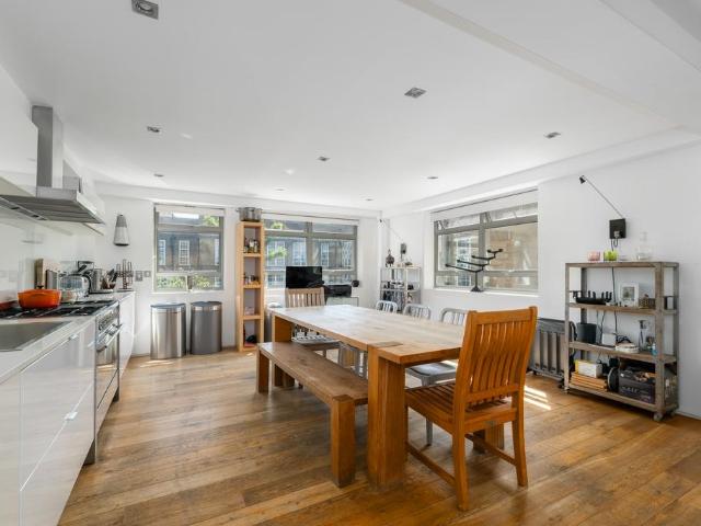 3 bedroom flat for sale