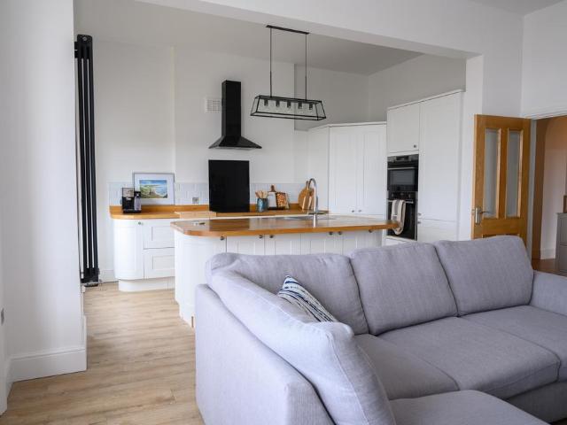 3 bedroom flat for sale