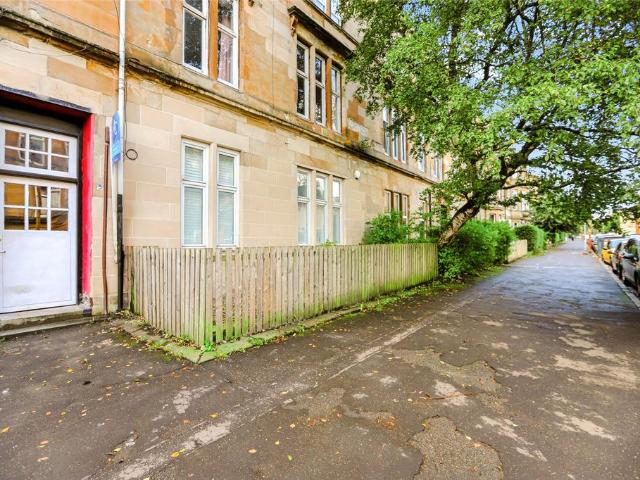 3 bedroom flat for sale