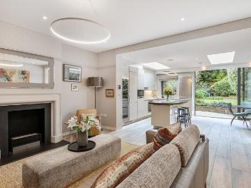 3 bedroom flat for sale