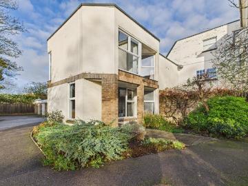 3 bedroom flat for sale