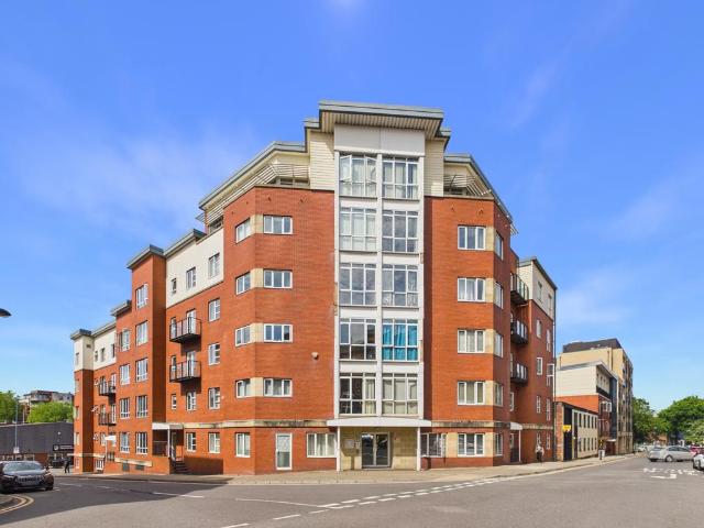 3 bedroom flat for sale