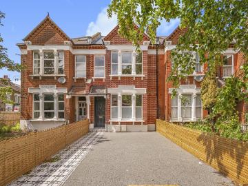 3 bedroom flat for sale