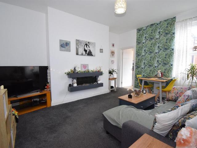 3 bedroom flat for sale