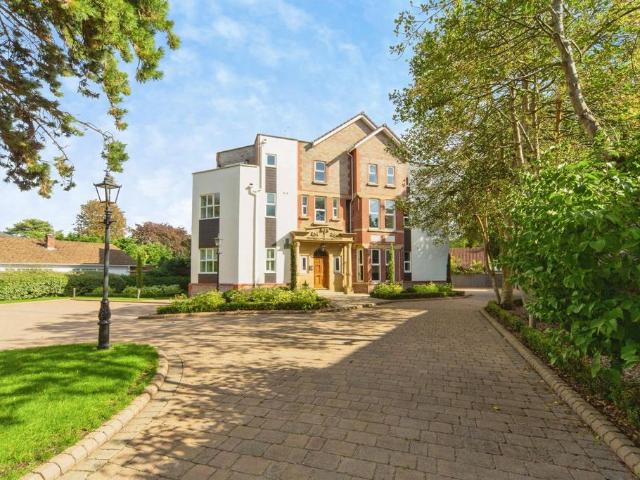 3 bedroom flat for sale