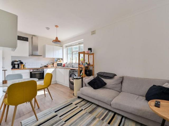 3 bedroom flat for sale