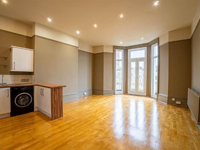 3 bedroom flat for sale