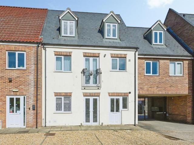 3 bedroom flat for sale
