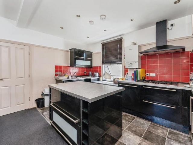 3 bedroom flat for sale