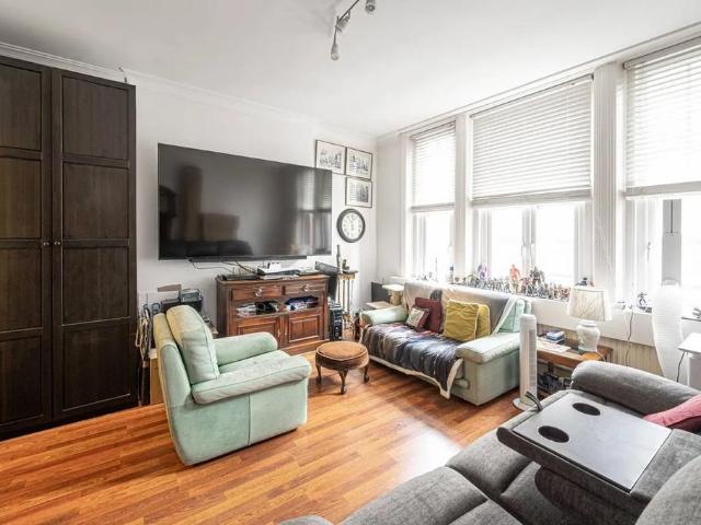 3 bedroom flat for sale