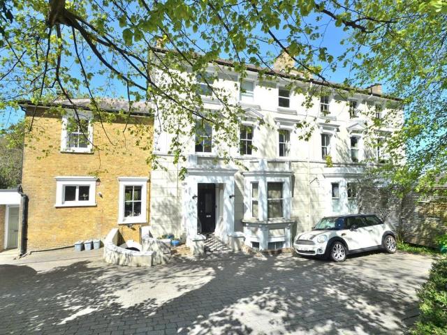 3 bedroom flat for sale