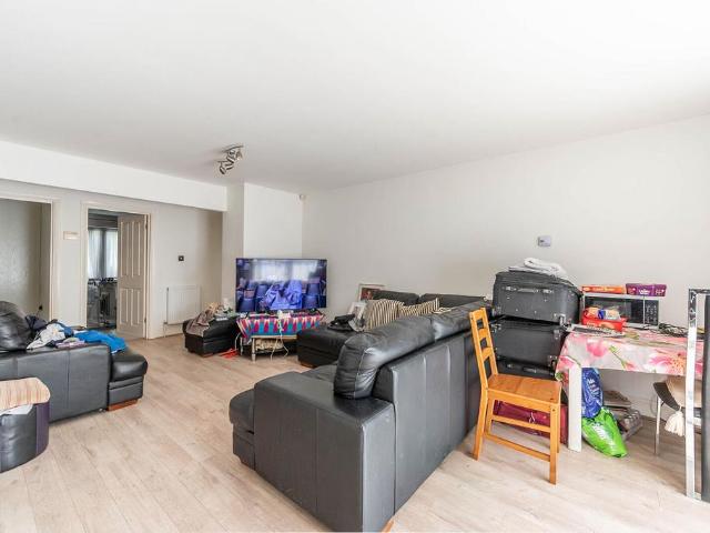 3 bedroom flat for sale
