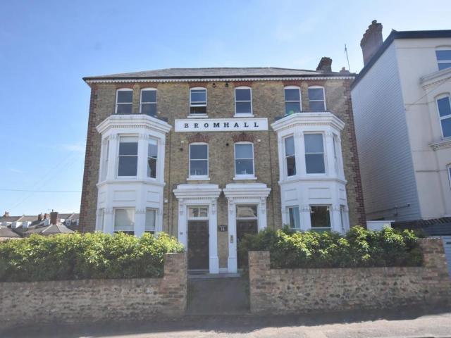 3 bedroom flat for sale