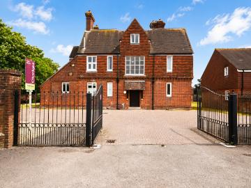 3 bedroom flat for sale