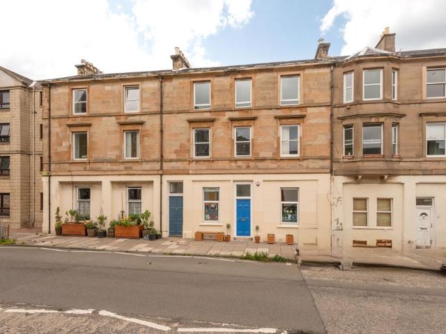 3 bedroom flat for sale