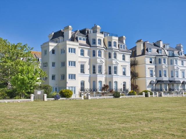 3 bedroom flat for sale