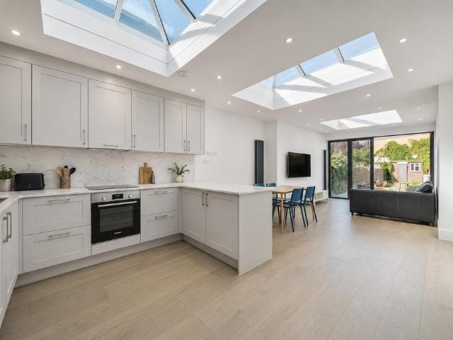 3 bedroom flat for sale