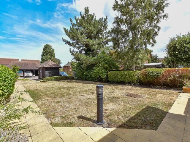 3 bedroom flat for sale