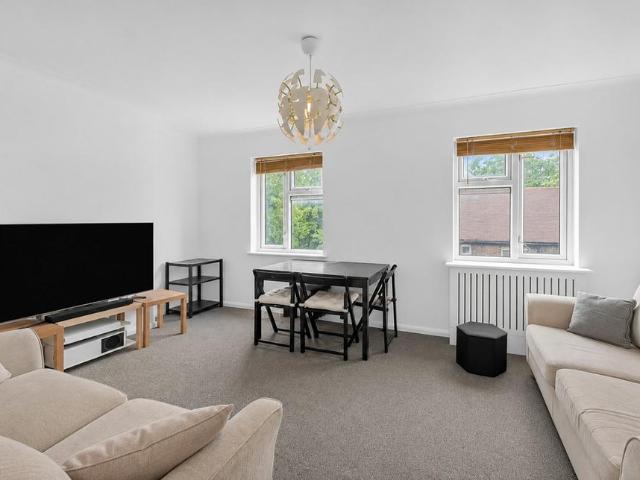 3 bedroom flat for sale