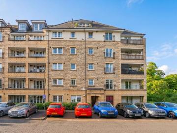 3 bedroom flat for sale