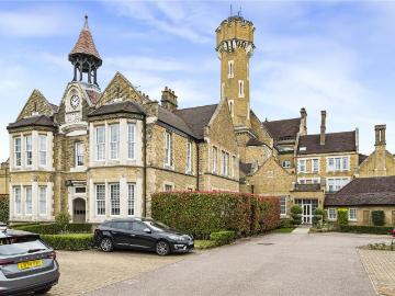 3 bedroom flat for sale