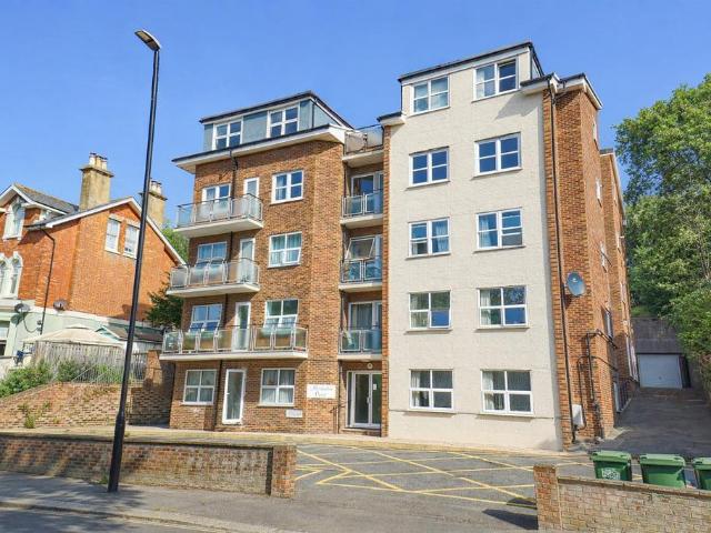 3 bedroom flat for sale