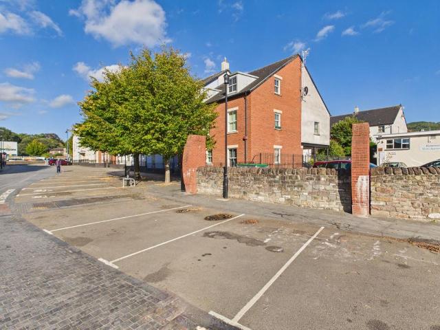 3 bedroom flat for sale