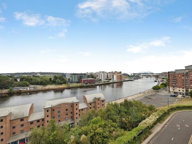 3 bedroom flat for sale