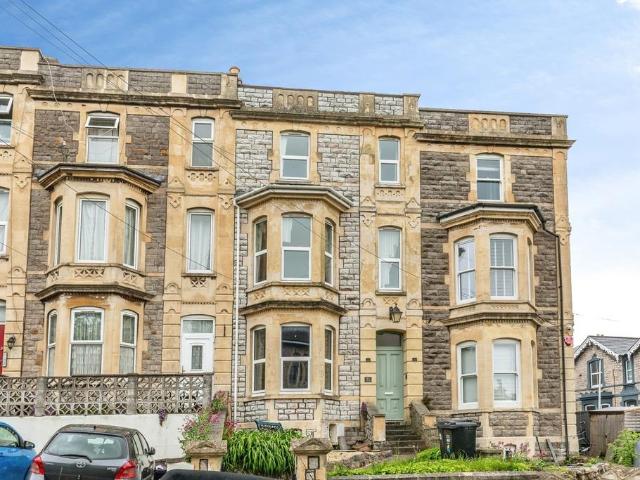 3 bedroom flat for sale