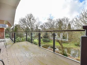 3 bedroom flat for sale