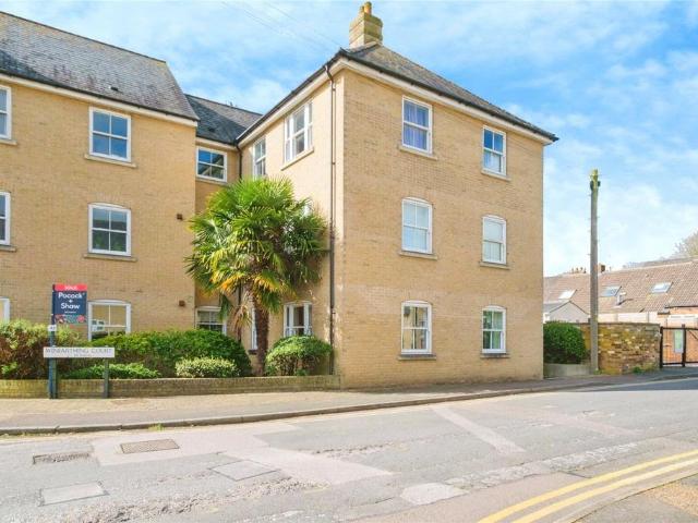 3 bedroom flat for sale