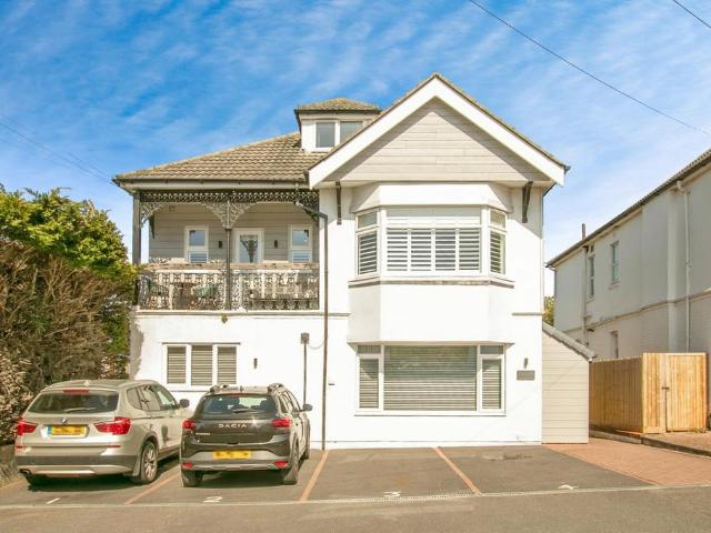 3 bedroom flat for sale