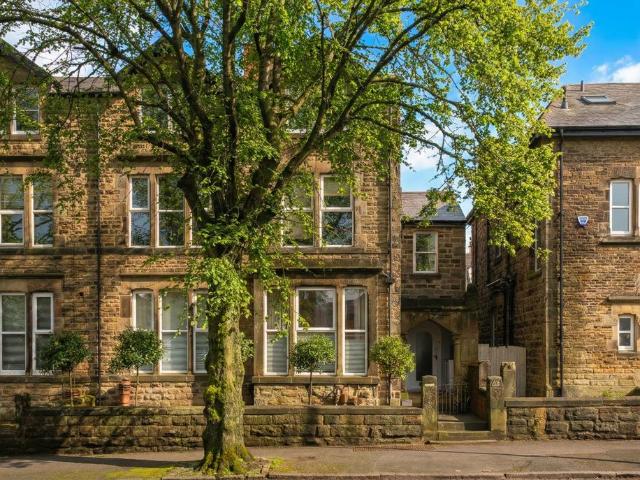 3 bedroom flat for sale