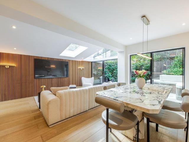3 bedroom flat for sale