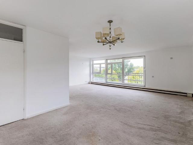 3 bedroom flat for sale