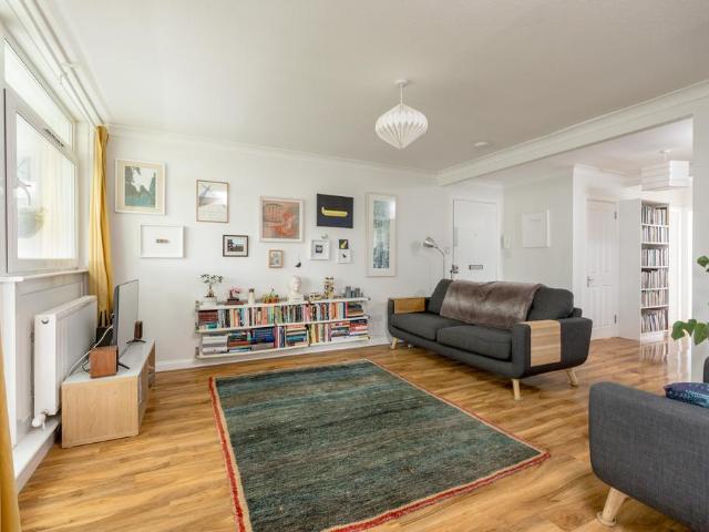 3 bedroom flat for sale