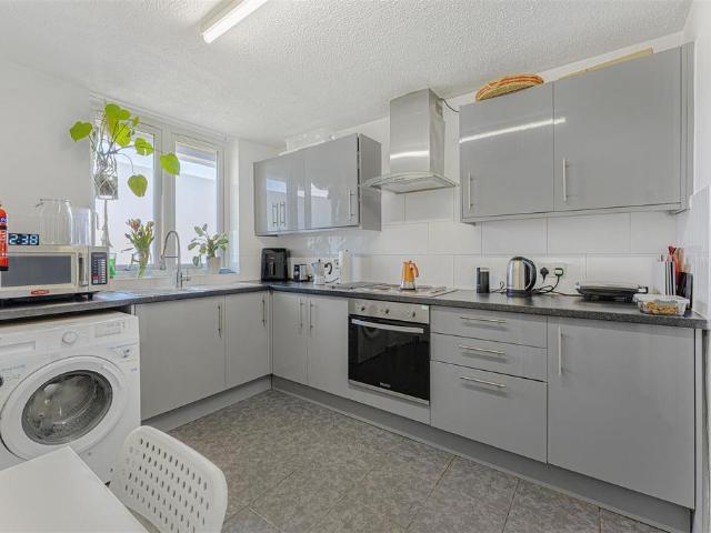 3 bedroom flat for sale