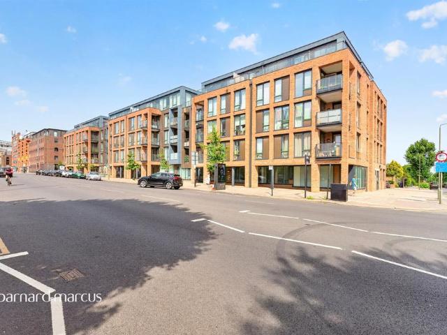 3 bedroom flat for sale