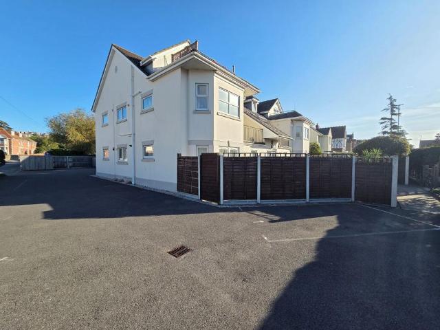 3 bedroom flat for sale