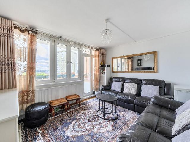 3 bedroom flat for sale