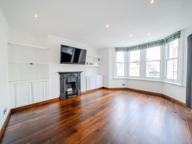 3 bedroom flat for sale