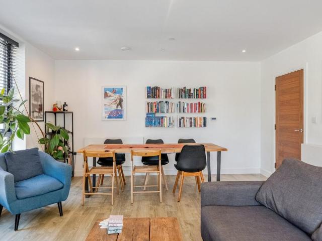 3 bedroom flat for sale