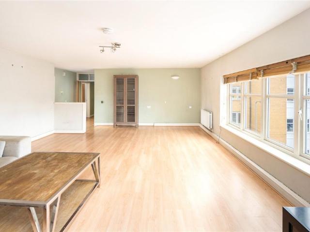 3 bedroom flat for sale